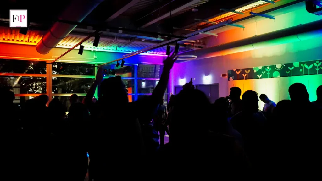 People dancing in silhouette — the stage world of Antonio Cipriano